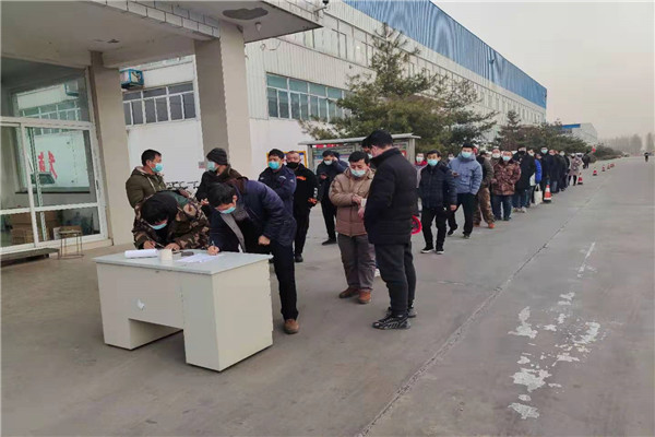 興邦管道登記體溫，進出廠區(qū)